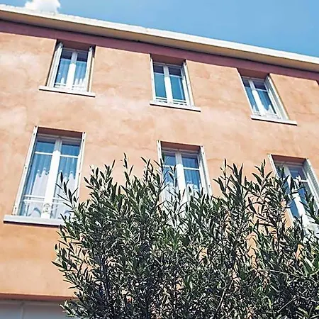 The Old Ravel Centre Hotel
