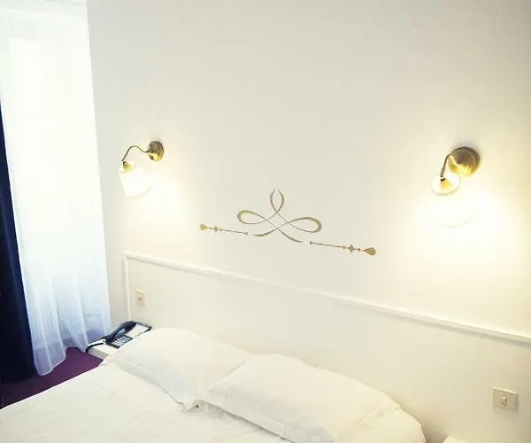 The Old Ravel Centre Hotel